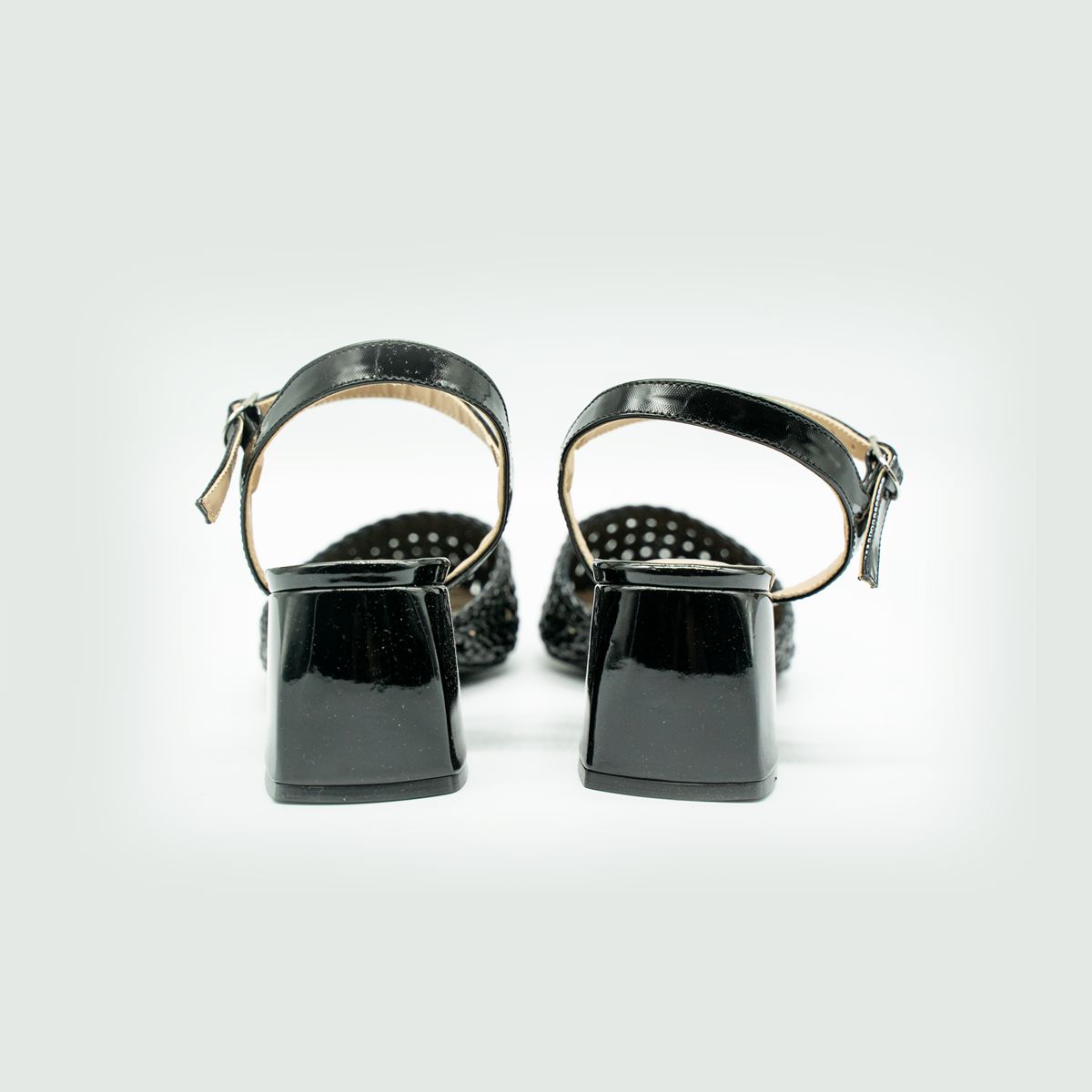 Zapatilla Elegante Tejida Negra con Tacón Ancho – 32