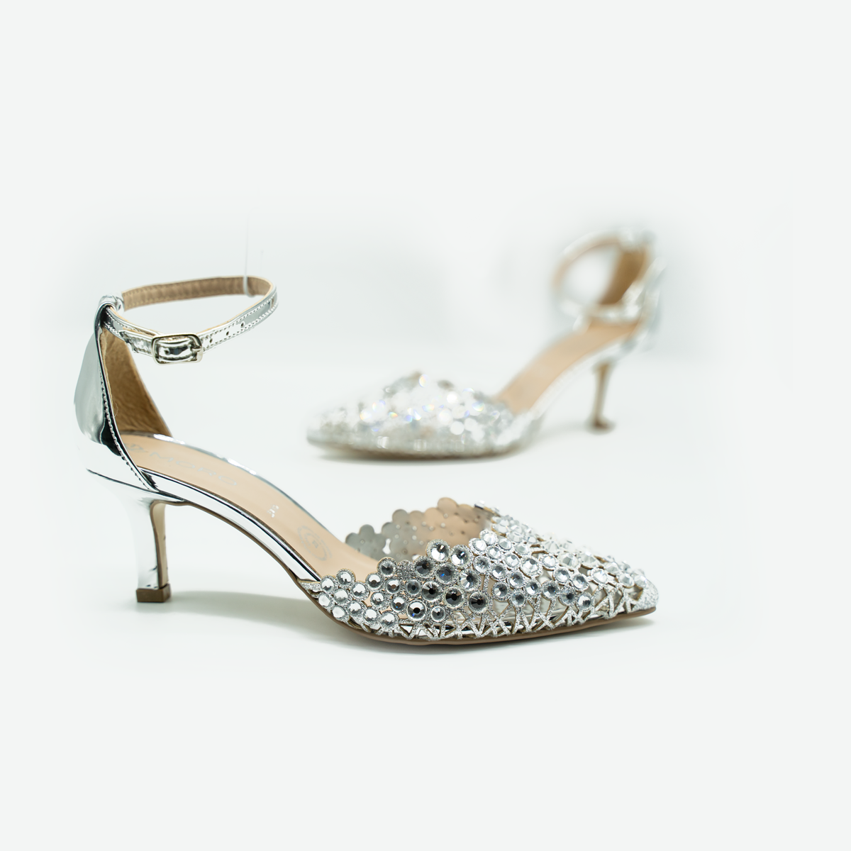 Zapatillas Elegantes con Pedrería Brillante y Tacón Delicado –Plateado-85