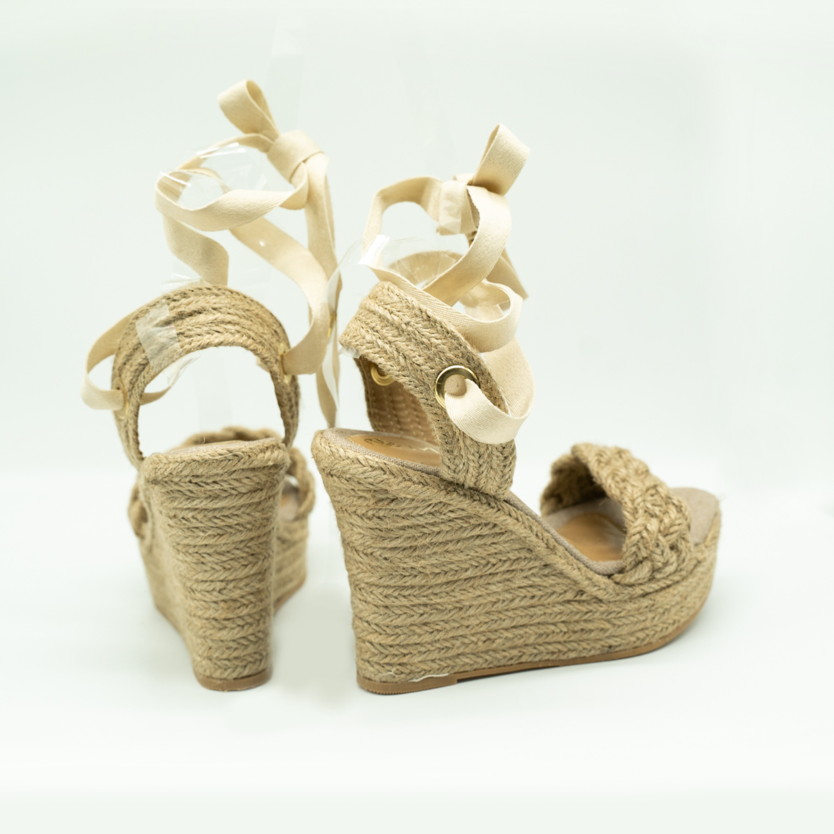 Alpargata Trenzada De Plataforma Corrida Con Liston Ajustable Beige