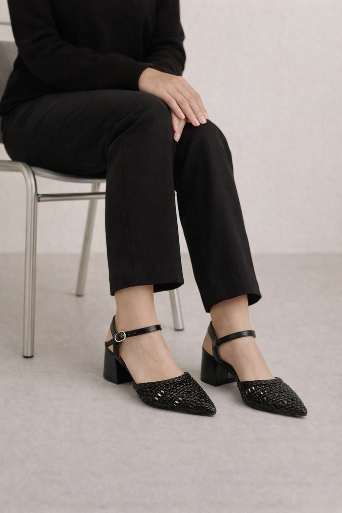 Zapatilla Elegante Tejida Negra con Tacón Ancho – 32