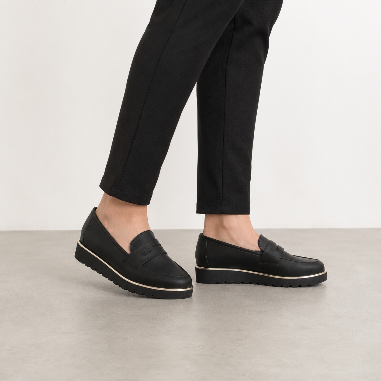 Zapato Casual Tipo Mocasín con Tira Dorada para Mujer | Negro — MORO