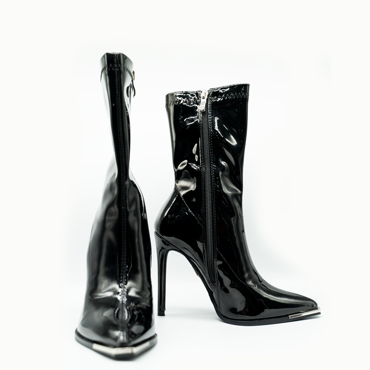 Bota stiletto negra de charol con punta metálica – estilo audaz y sofisticado-01