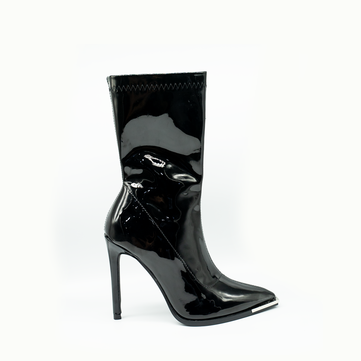 Bota stiletto negra de charol con punta metálica – estilo audaz y sofisticado-01