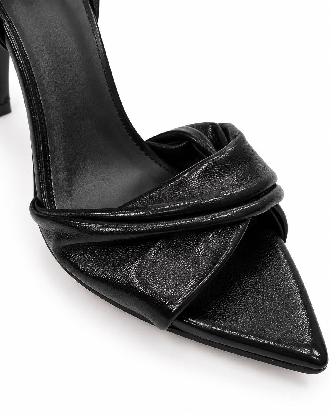 Zapatilla Negra De Tacón Alto Y Punta Fina, Con Tiras Cruzadas Al Frente Y Pulsera Ajustable