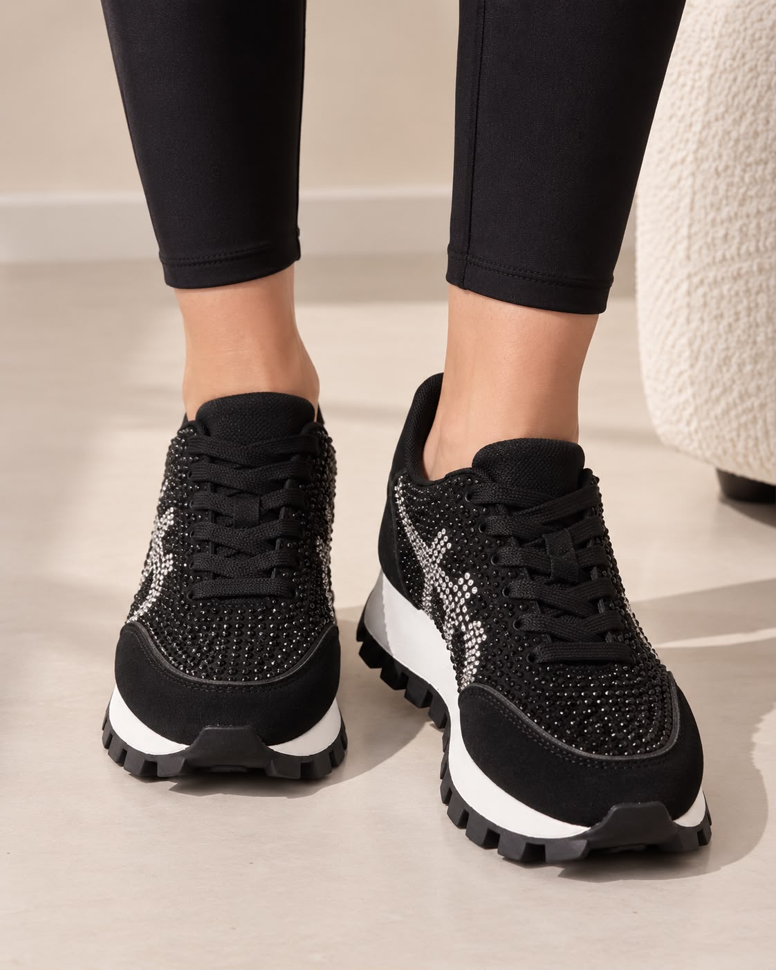 Tenis De Pedrería con Plataforma Corrida Antiderrapante -Negro