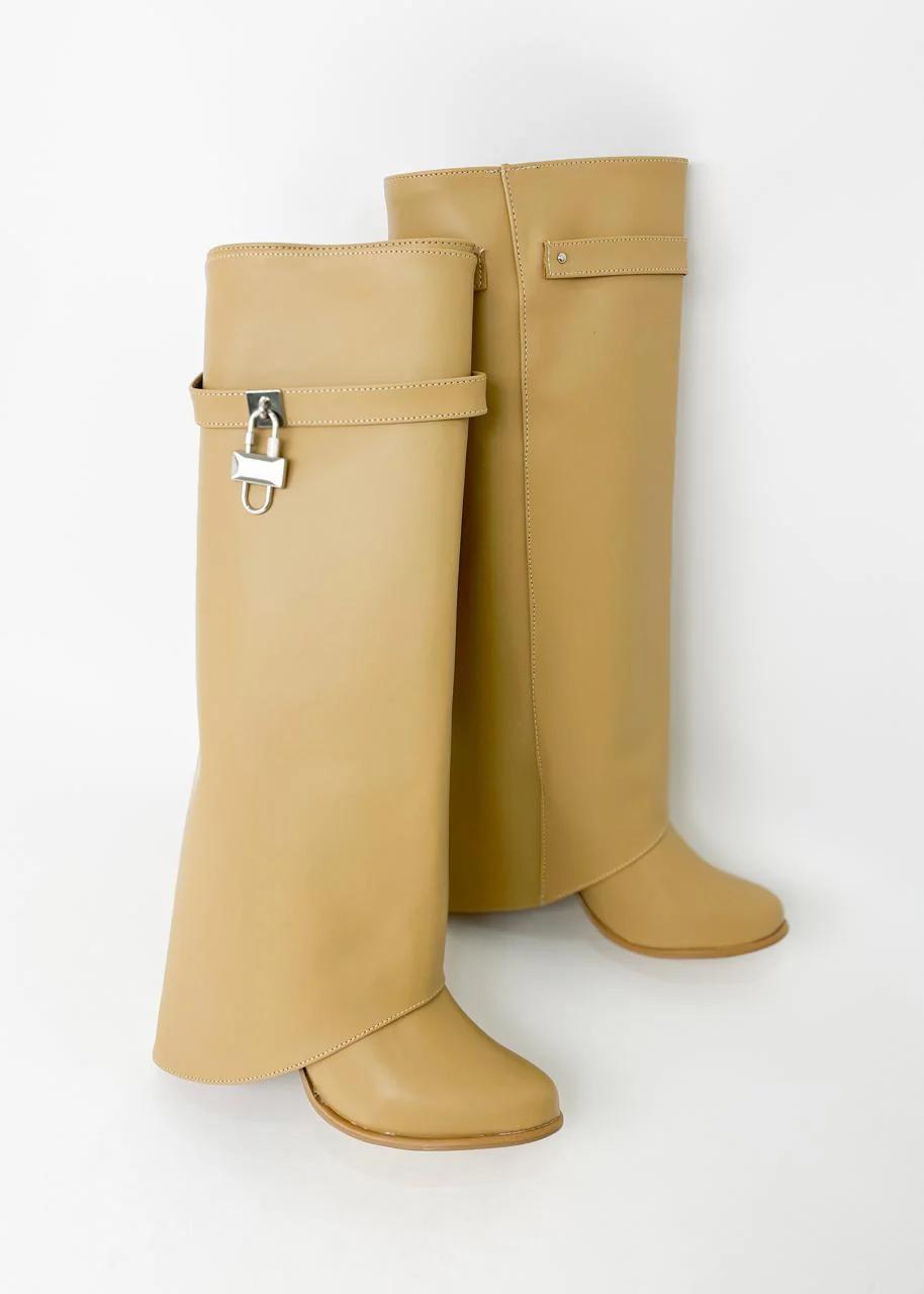 Botas Altas con Detalle de Candado-Cafe-37
